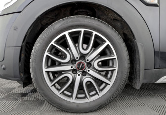 Подержанный автомобиль MINI Countryman 2019 года (18 фото)