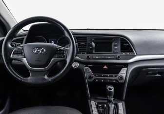 Подержанный автомобиль Hyundai Elantra Sedan 2017 года (6 фото)