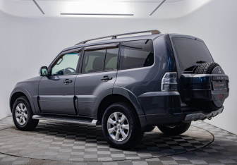 Подержанный автомобиль Mitsubishi Pajero 2013 года (3 фото)