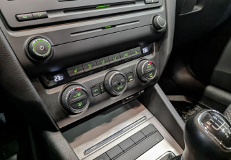 Подержанный автомобиль Skoda Octavia Liftback 2014 года (27 фото)