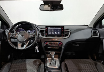 Подержанный автомобиль Kia Ceed Hatchback 2020 года (14 фото)