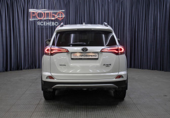 Подержанный автомобиль Toyota RAV4 2017 года (6 фото)