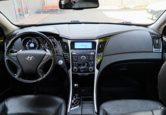 Подержанный автомобиль Hyundai Sonata 2011 года (10 фото)