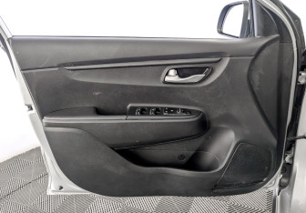 Подержанный автомобиль Kia Rio Hatchback 2021 года (19 фото)