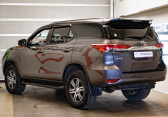 Подержанный автомобиль Toyota Fortuner 2021 года (6 фото)