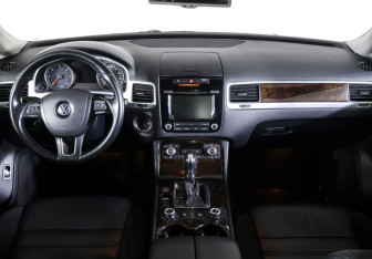 Подержанный автомобиль Volkswagen Touareg 2012 года (12 фото)