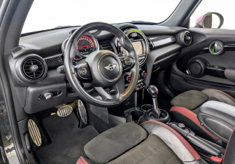 Подержанный автомобиль MINI Hatch 2017 года (16 фото)