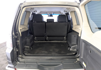 Подержанный автомобиль Mitsubishi Pajero 2017 года (9 фото)