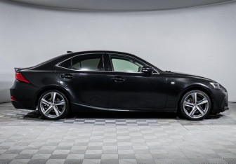 Подержанный автомобиль Lexus IS Sedan 2017 года (4 фото)
