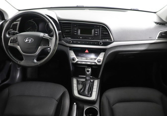 Подержанный автомобиль Hyundai Elantra Sedan 2017 года (6 фото)
