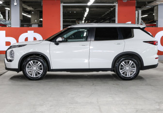 Подержанный автомобиль Mitsubishi Outlander 2022 года (8 фото)