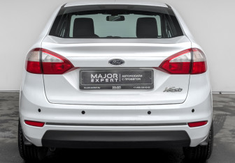 Подержанный автомобиль Ford Fiesta Sedan 2015 года (6 фото)