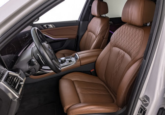 Подержанный автомобиль BMW X7 2023 года (20 фото)