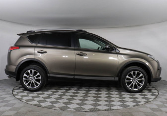 Подержанный автомобиль Toyota RAV4 2018 года (5 фото)