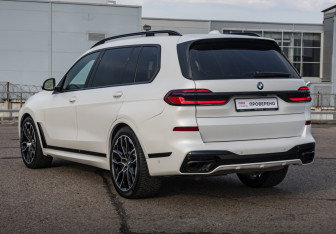 Подержанный автомобиль BMW X7 2024 года (7 фото)
