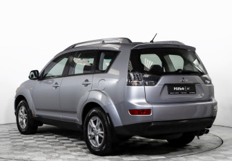 Подержанный автомобиль Mitsubishi Outlander 2008 года (5 фото)