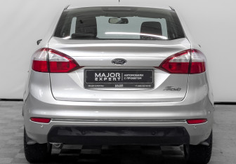 Подержанный автомобиль Ford Fiesta Sedan 2016 года (6 фото)