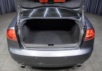 Подержанный автомобиль Audi A4 Sedan 2005 года (10 фото)