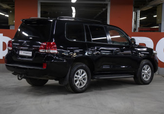 Подержанный автомобиль Toyota Land Cruiser Suv 2008 года (5 фото)