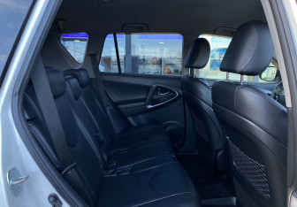 Подержанный автомобиль Toyota RAV4 2012 года (24 фото)