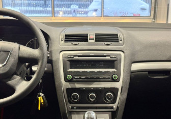 Подержанный автомобиль Skoda Octavia Liftback 2012 года (15 фото)