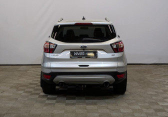 Подержанный автомобиль Ford Kuga 2019 года (6 фото)