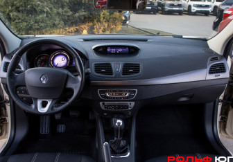 Подержанный автомобиль Renault Fluence 2013 года (10 фото)