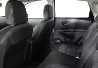 Подержанный автомобиль Nissan Qashqai 2012 года (12 фото)