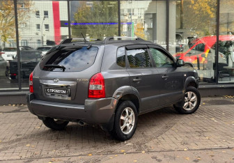 Подержанный автомобиль Hyundai Tucson 2008 года (8 фото)