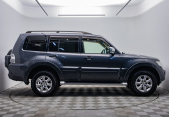 Подержанный автомобиль Mitsubishi Pajero 2013 года (6 фото)