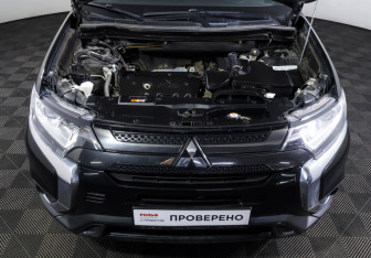 Подержанный автомобиль Mitsubishi Outlander 2021 года (10 фото)