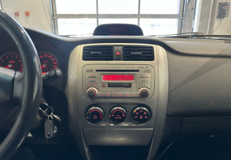 Подержанный автомобиль Suzuki Liana Wagon 2005 года (16 фото)