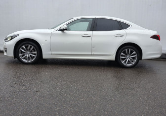 Подержанный автомобиль Infiniti Q70 2015 года (8 фото)