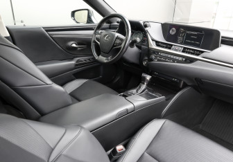 Подержанный автомобиль Lexus ES 2018 года (10 фото)