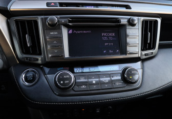 Подержанный автомобиль Toyota RAV4 2013 года (15 фото)