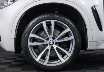 Подержанный автомобиль BMW X6 2016 года (29 фото)