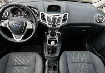 Подержанный автомобиль Ford Fiesta Hatchback 2012 года (12 фото)