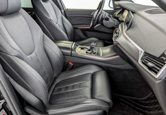 Подержанный автомобиль BMW X5 2021 года (25 фото)