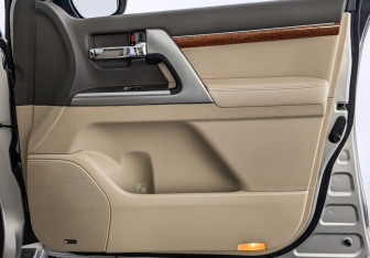 Подержанный автомобиль Toyota Land Cruiser Suv 2013 года (24 фото)