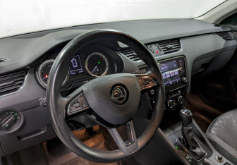 Подержанный автомобиль Skoda Octavia Liftback 2019 года (13 фото)