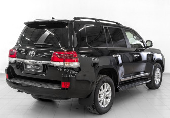 Подержанный автомобиль Toyota Land Cruiser Suv 2016 года (5 фото)