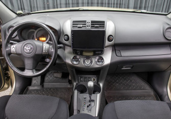Подержанный автомобиль Toyota RAV4 2009 года (14 фото)