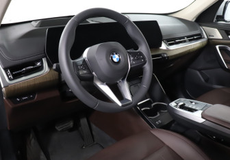 Подержанный автомобиль BMW X1 2023 года (13 фото)