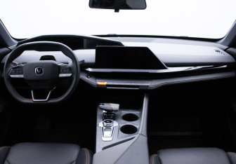 Подержанный автомобиль Changan UNI-V 2023 года (13 фото)