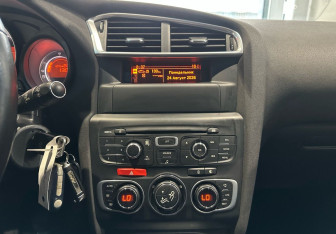 Подержанный автомобиль Citroen C4 Hatchback 2012 года (16 фото)