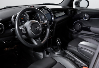Подержанный автомобиль MINI Hatch 2021 года (14 фото)