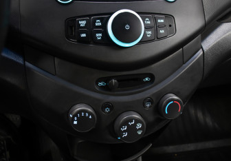Подержанный автомобиль Chevrolet Spark 2011 года (17 фото)