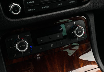 Подержанный автомобиль Volkswagen Touareg 2013 года (19 фото)