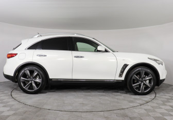 Подержанный автомобиль Infiniti FX 2010 года (4 фото)