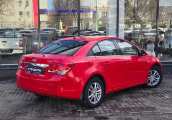 Подержанный автомобиль Chevrolet Cruze Sedan 2012 года (8 фото)